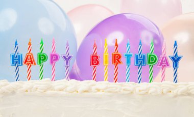 Doğum günü konsepti. Pasta, mum ve balonlar.