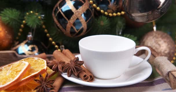 Concepto Navidad Año Nuevo Café Caliente Aromático Vierte Taza Decoraciones — Vídeos de Stock