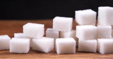 Tahtadaki şeker parçaları. 4k yavaş çekim videosu için yatay kaydırıcı panorizasyonu