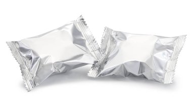 Beyaz arkaplanda boş gümüş ürün folyo ambalajı