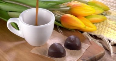 Laleler ve kahve fincanı ahşap zemin üzerinde fotokopi alanı ile