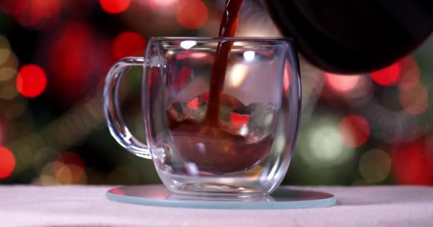 Forró Kávét Öntenek Egy Pohár Pohár Háttér Bokeh Egy Karácsonyfa — Stock videók