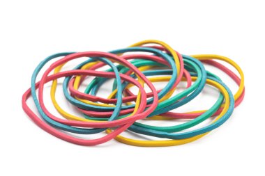 Beyazda izole edilmiş çok renkli lastik para bantları grubu