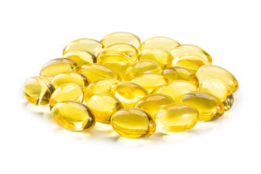Beyaz arkaplanda izole edilmiş omega 3 kapsülleri