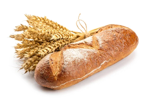 Pane e un mazzo di spighe di grano su sfondo bianco — Foto Stock