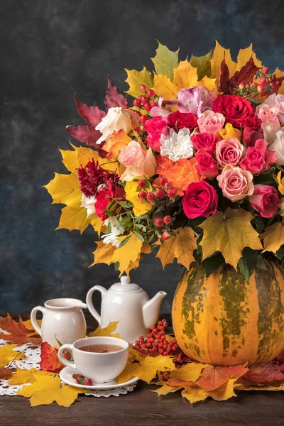 Blumen Einem Kürbis Und Frühstück Auf Dem Tisch Herbst Stillleben — Stockfoto