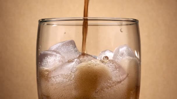 Cola Mit Kohlensäure Wird Ein Glas Mit Eis Gegossen Blasen — Stockvideo