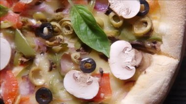 Kamera hareket ediyor. Mantarlı lezzetli bir pizza..