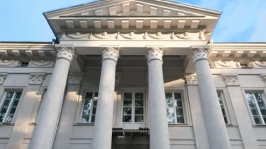 Sütunlar ve binanın girişi. Tarihi sarayların restorasyonu.