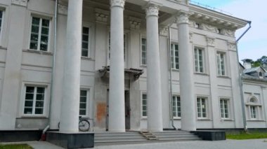 Sütunlar ve binanın girişi. Tarihi sarayların restorasyonu