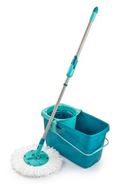 Paspas ve plastik kova beyaz arkaplanda izole edildi.