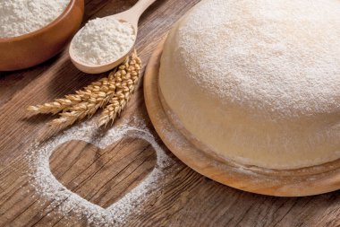 Hamur un ve kalpten yapılır Masanın üzerinde eski tahtalar. Paskalya konsepti