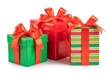 Yeşil ve kırmızı hediye kutusu. Kurdeleli ve yay izole edilmiş.