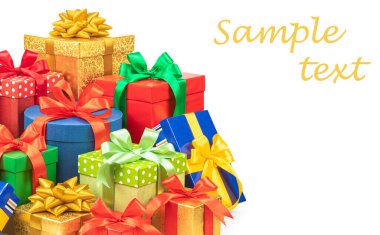 Beyaz arka planda renkli kutularda yığınla hediye. Tebrik kartı için boş.