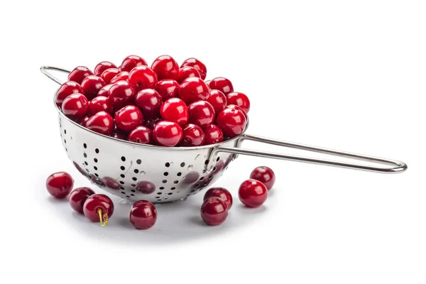 Cerises Fraîches Dans Passoire Isolées Sur Fond Blanc — Photo