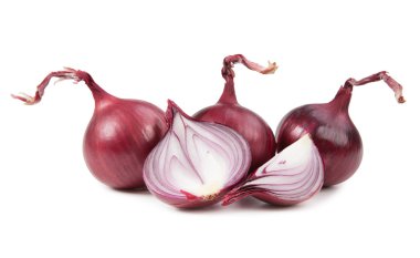 Olgun kırmızı soğan, üzerinde beyaz izole