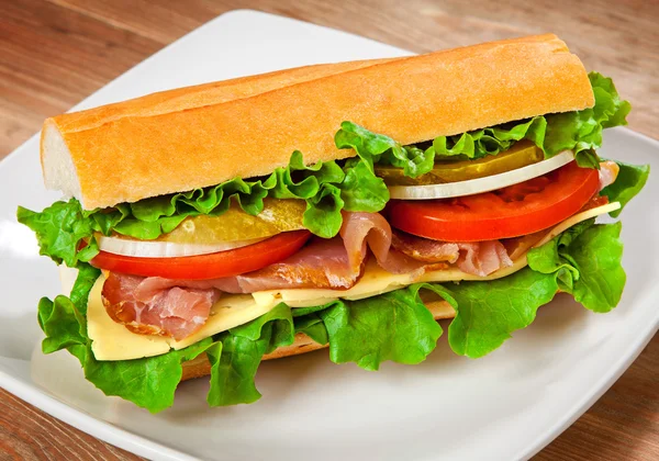 テーブルの上においしいサンドイッチ — ストック写真