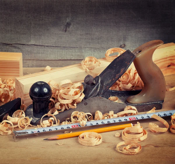 Wood planer and shavings — Stock Photo, Image