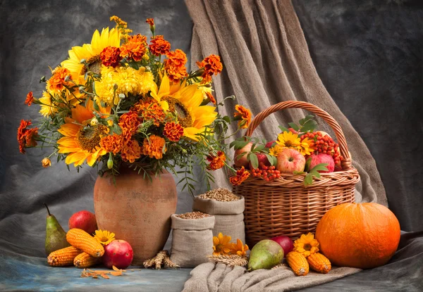 Outono ainda vida. Flores, frutas e produtos hortícolas — Fotografia de Stock