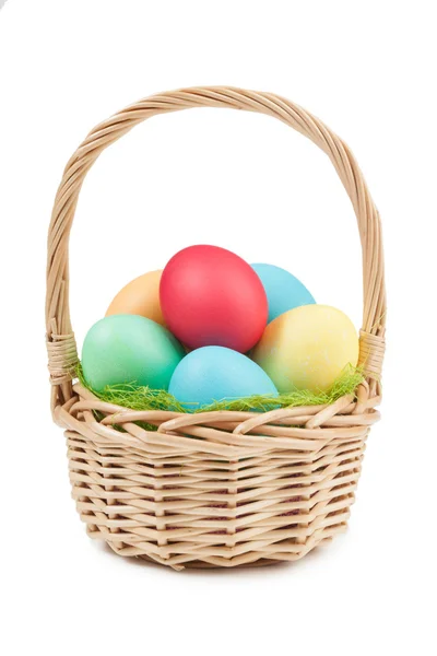 Velikonoční vajíčka a košík, samostatný — Stock fotografie