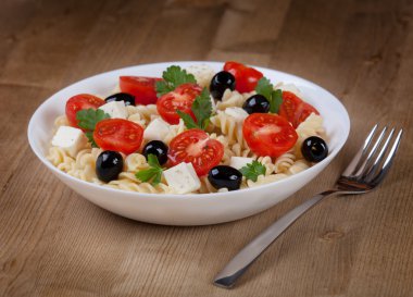 Plaka üzerinde makarna salatası