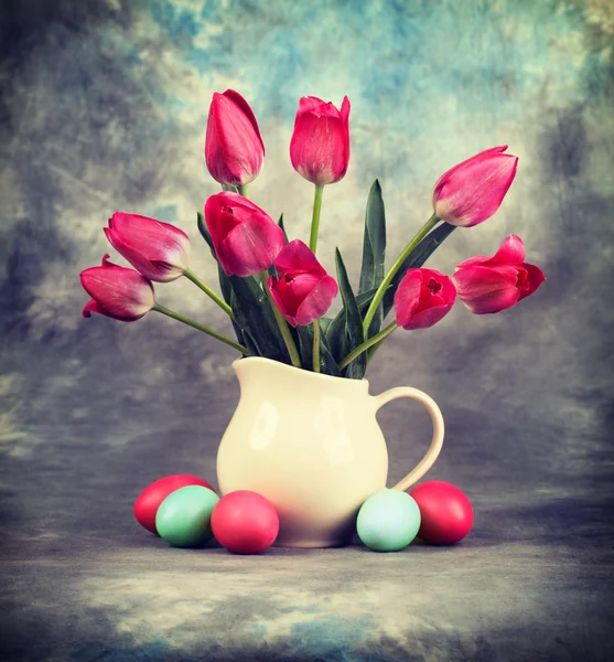 Flores de tulipa com ovos de Páscoa — Fotografia de Stock