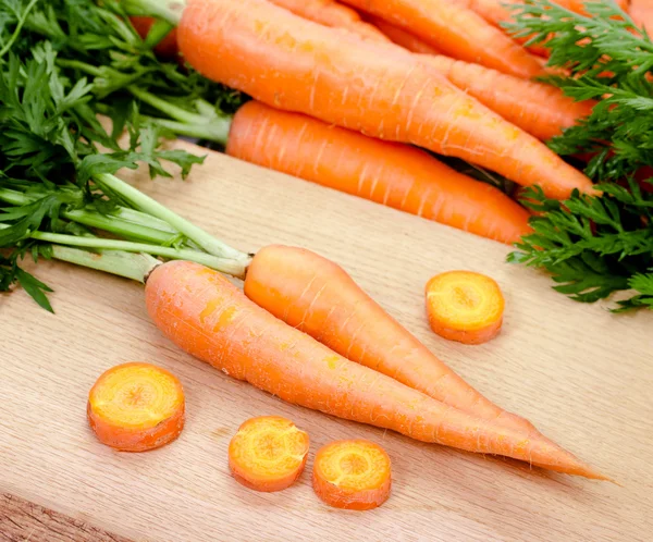 Zanahorias en la tabla de cortar — Foto de Stock