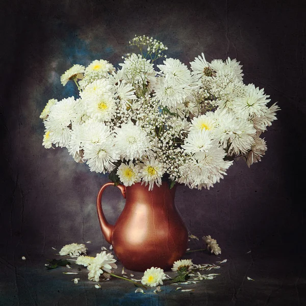 Chrysanthemenblüten im Korb — Stockfoto