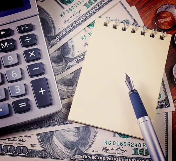 Kalkulačka, peníze, Poznámkový blok a pero — Stock fotografie