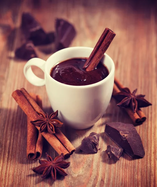 Chocolate caliente con canela —  Fotos de Stock