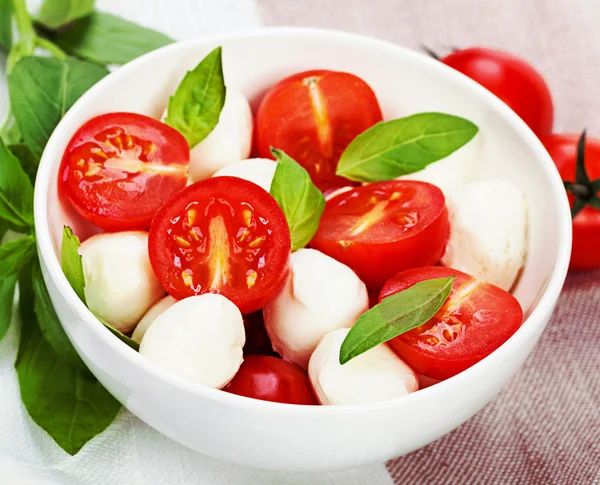 Ensalada de Caprese con mozzarella —  Fotos de Stock