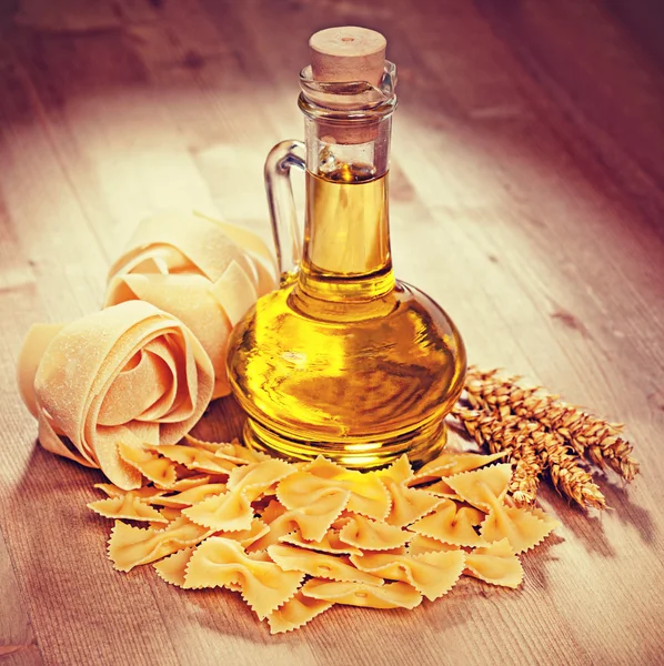 Pasta and oil in glass. — Stock Photo, Image