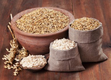 Yulaf ve yulaf gevreği masada