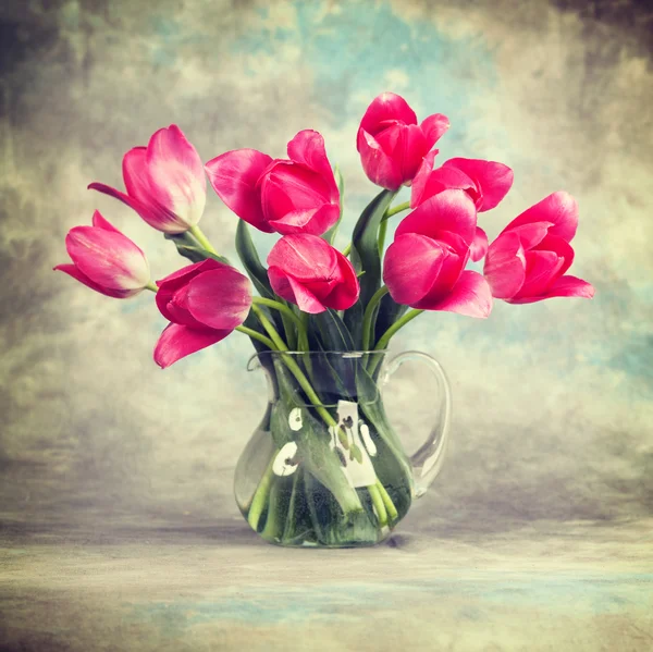 Flores de tulipa rosa em jarro . — Fotografia de Stock