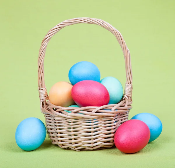 Uova di Pasqua e cestino — Foto Stock