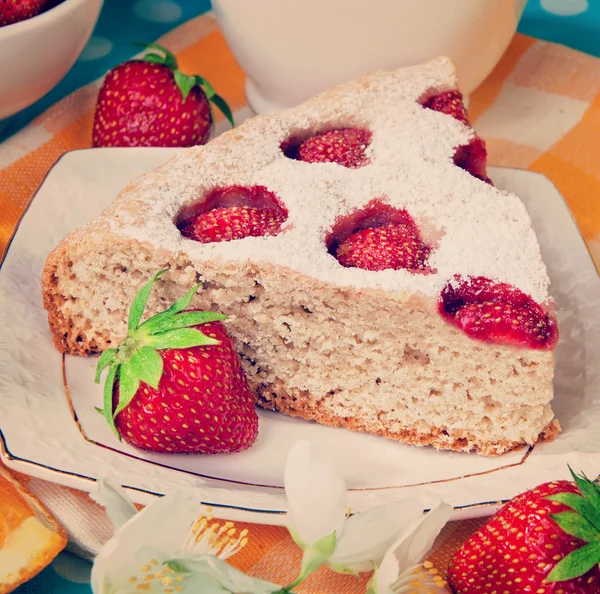 Pastel con fresas y desayuno — Foto de Stock