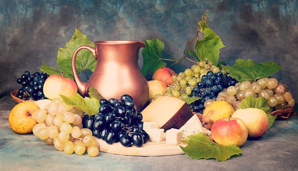 Koppar kannan, druvor frukt och ost — Stockfoto