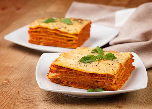 Lasagnes savoureuses sur assiettes — Photo