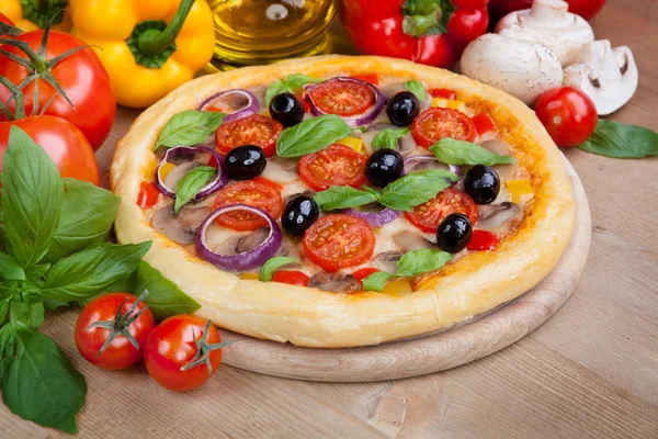 Pizza saborosa e ingredientes frescos — Fotografia de Stock