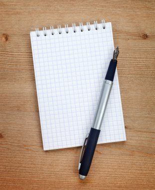 Açık not defteri ve kalem