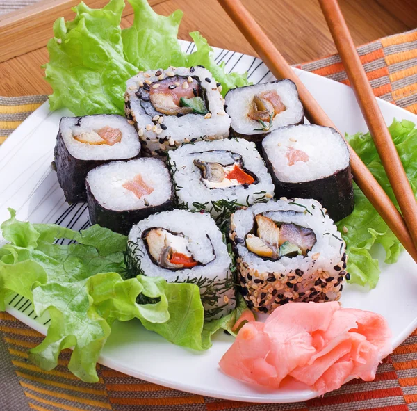 Japanische Sushi-Rollen — Stockfoto