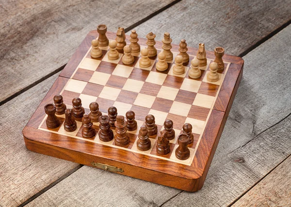 Satranç tahtası ahşap arka plan üzerinde — Stok fotoğraf
