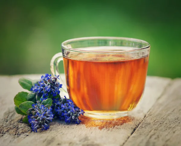 Taza de té y flores —  Fotos de Stock