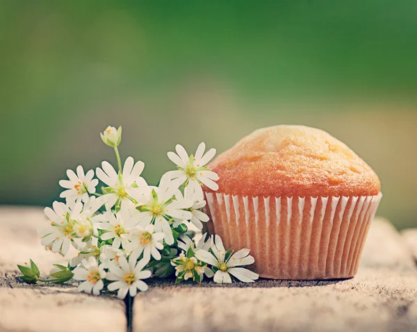 Cake and field flowers — Stock Photo, Image