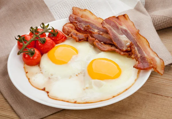 Huevos fritos, tocino y tomates — Foto de Stock