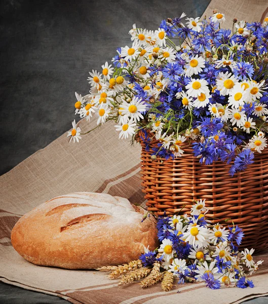 Still Daisies and cornflowers in the basket — Stock Photo, Image