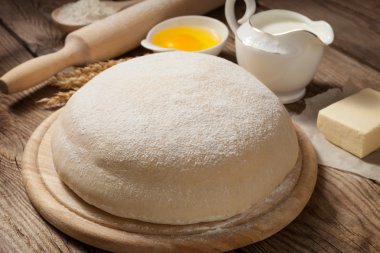 Eski tahta üzerinde taze hamur