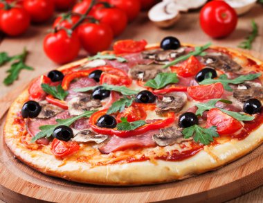 Lezzetli pizza ve taze malzemeler