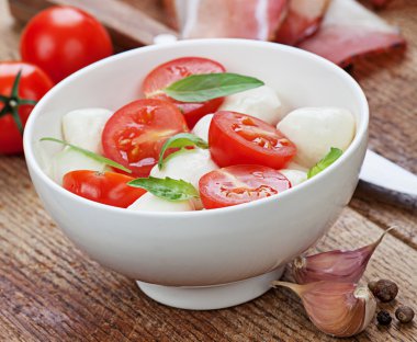Beyaz tabakta Caprese salatası