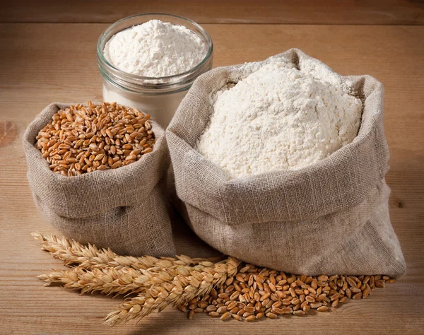 Wheat and flour in the bag — Stock Photo, Image